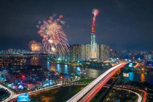 Xem pháo hoa mừng Quốc khánh từ khách sạn cao nhất Đông Nam Á