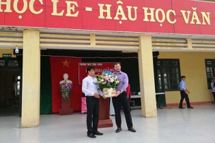 Apollo English trao tặng 30.000 cuốn sách tiếng Anh cho các em học sinh đầu năm học mới