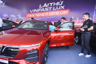Khách hàng nô nức lái thử xe VinFast Lux theo bài test chuẩn quốc tế