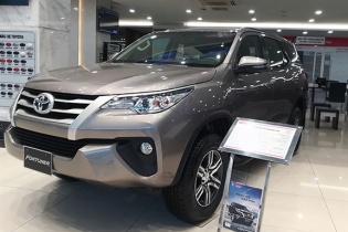 Cuối năm, các hãng xe đua giảm cả giá trăm triệu