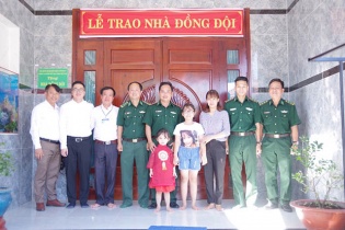 Vedan Việt Nam trao tặng "Nhà đồng đội" cho chiến sĩ biên phòng cửa khẩu cảng Gò Dầu