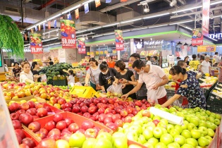 Đại sứ New Zealand thưởng thức táo và kiwi của đất nước mình ngay tại VinMart