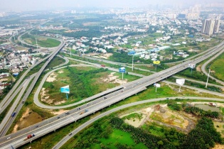 Thị trường bất động sản: Doanh nghiệp “cắn răng” buông đất vàng