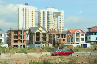 Hàng trăm dự án bất động sản tại TP.HCM “chết chìm” vì thủ tục
