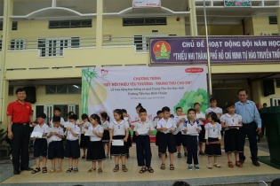 Dai-ichi Life Việt Nam mang Tết Trung Thu đến với học sinh có hoàn cảnh khó khăn 