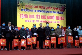 Thường trực Ban Bí thư thăm, tặng quà Tết hộ nghèo và công nhân tại Thái Bình