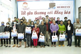 Đoàn Hiệp hội Nước mắm Việt Nam thăm và tặng quà Tết bà con tại Quảng Ngãi