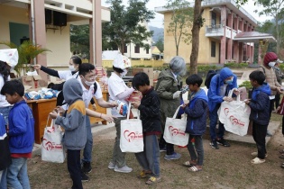 Hành trình Tết yêu thương đến với học sinh dân tộc nội trú Quảng Bình
