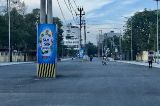Sầm Sơn (Thanh Hóa): Đường sửa xong hơn một năm, hàng cột điện vẫn án ngữ giữa tim đường