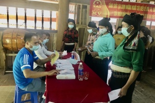 Bà con dân tộc vùng biên Thanh Hóa vượt đồi núi hiểm trở đi bầu cử