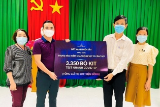 Đất Xanh Miền Tây tặng CDC Cần Thơ 3.350 bộ kit test nhanh COVID-19
