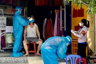 TP. Thanh Hóa: Test nhanh SARS-CoV-2 và phát phiếu đi chợ cho toàn dân