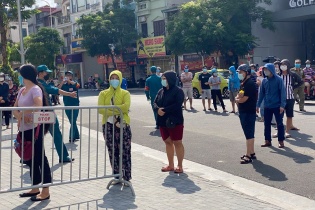 {Ảnh} Người dân Hà Nội xếp hàng dài mua bánh Trung thu