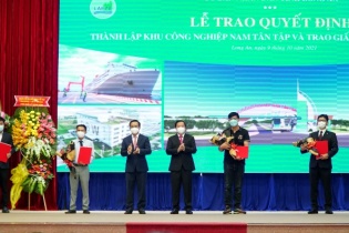 Long An trao quyết định thành lập KCN Nam Tân Tập và 10 dự án đầu tư 