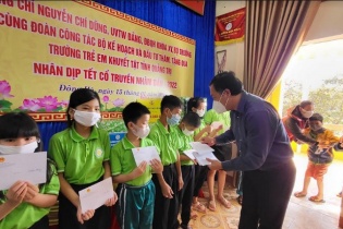 Bộ Kế hoạch và Đầu tư tặng quà Tết cho người nghèo Quảng Trị và Thừa Thiên Huế