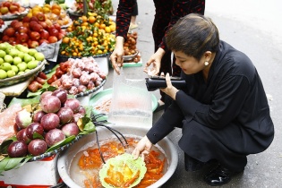 [Ảnh] Doanh nhân trổ tài nội trợ, làm lễ cúng ông Táo