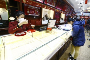 [Ảnh] Ngày Thần Tài chưa thật phát tài với nhiều cửa hàng vàng