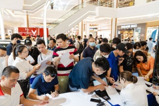 Hàng nghìn khách xếp hàng để lái thử VF 8, nhiều người tranh thủ chốt cọc sớm