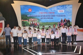 Thái Nguyên: 380 học sinh nhận học bổng Chương trình "Thắp sáng niềm tin, tiếp sức em đến trường - Vì em hiếu học"