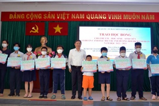 Thăm hỏi và động viên các em học sinh mồ côi vì đại dịch Covid-19 