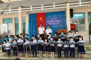 Japfa Việt Nam trao tặng 400 phần quà cho học sinh khó khăn