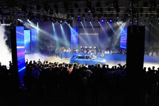 Khách hàng tấm tắc khi VinFast bàn giao lô xe VF 8 đầu tiên trước hạn 2 tháng