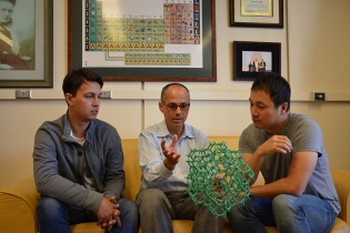 Cha đẻ “siêu vật liệu” lấy nước từ không khí: VinFuture là nguồn động lực lớn lao cho nhà khoa học