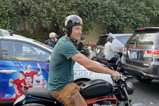 “Nhập gia tùy tục” sao phim Games of Thrones mặc quần short, đi xe máy ở Việt Nam