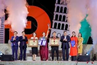 Tổ hợp hồ nước mặn tạo sóng nhân tạo Royal Wave Park xác lập "Hat-trick" kỷ lục thế giới