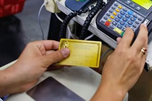 Nợ tiêu dùng tại Mỹ lần đầu tiên vượt ngưỡng 17.000 tỷ USD