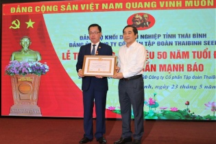 Anh hùng Lao động, Chủ tịch HĐQT, TGĐ Tập đoàn ThaiBinh Seed Trần Mạnh Báo nhận Huy hiệu 50 năm tuổi Đảng