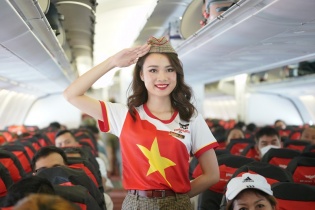Rộn ràng hình ảnh cờ đỏ sao vàng trên những chuyến bay Vietjet dịp 2/9