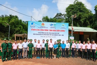 C.P. Việt Nam bàn giao công trình “Ánh sáng biên cương” năm 2023 cho Đồn Biên phòng Đăk Ơ