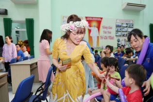Nữ tỷ phú Nguyễn Thị Phương Thảo đón Trung thu cùng các em nhỏ