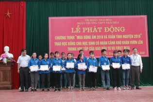Những tấm lòng hiếu học và nghị lực phi thường đằng sau tờ giấy khen