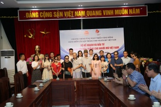 Bộ Kế hoạch và Đầu tư trao tặng 6.540 cây gậy trắng cho người mù Việt Nam