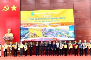 Hậu Giang trao giấy chứng nhận đăng ký đầu tư, bản ghi nhớ cho 12 doanh nghiệp
