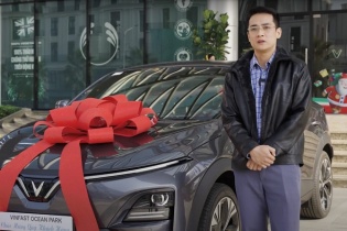 Khách đầu tiên nhận VinFast VF 6: Xe linh hoạt trong phố, mạnh mẽ ngoài đường trường