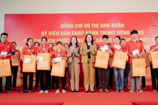 Phó Chủ tịch nước thăm, tặng quà người lao động hoàn cảnh khó khăn tại Thái Bình