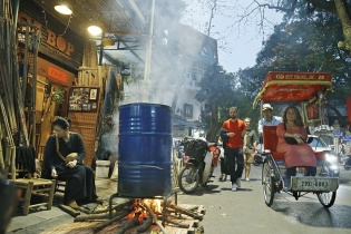 [Ảnh] Những nồi bánh chưng bên vỉa hè của người Hà Nội