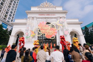 Hàng vạn người dân đổ về các TTTM Vincom khai xuân Giáp Thìn