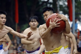 [Ảnh] Trai làng Thúy Lĩnh cầu may bằng trái cầu 20 kg
