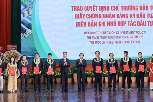 Vĩnh Long trao 13 quyết định chủ trương đầu tư, bản ghi nhớ đầu tư, vốn 19.600 tỷ đồng