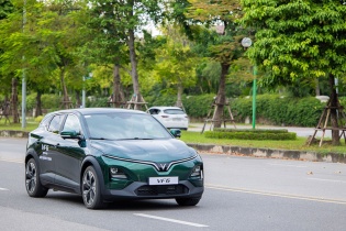 Khách mua xe điện trong tháng 4 có cơ hội được tặng 1 năm thuê pin