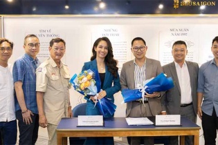 Màn bắt tay của bút ngọc trai BLUSAIGON với nhà sáng lập thương hiệu phở 24