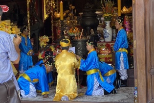 Du khách về dự giỗ Tổ thủy sư Đô đốc Đặng Nhân Cẩm