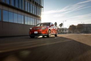 VinFast VF 8 "ẵm" 5 giải thưởng về an toàn tại Lễ trao giải ASEAN NCAP: Hoàn toàn xứng đáng! 