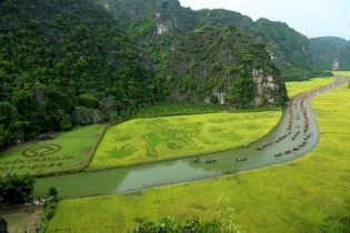 Hàng ngàn du khách tham dự khai mạc Tuần du lịch Ninh Bình 2024