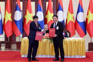 Vietjet trao thỏa thuận tăng cường kết nối vận tải hàng không Việt Nam - Lào