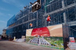 Dự án Vaquarius cất nóc dãy shophouse đầu tiên sau hơn 2 tháng khởi công